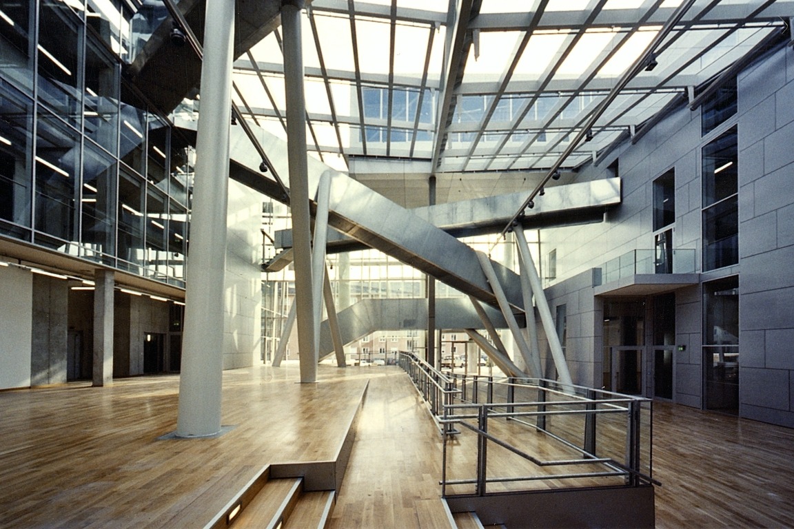 Karussell-Akademie-der-Bildenden-Kuenste-Muenchen-Neub-au-Foyer-Foto-Antje-Hanebeck